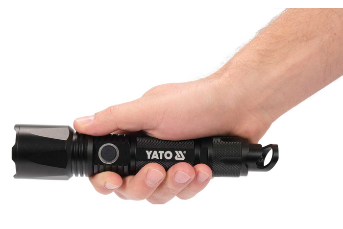 Multifunkčné LED svietidlo YATO YT-08559 s výkonom 900 lm, powerbankou, otváračom fliaš a núdzovým kladivom.