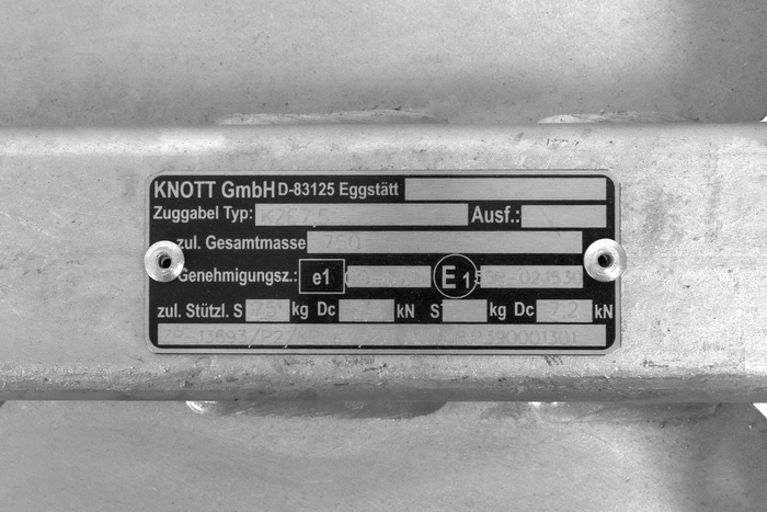 Guľové ťažné zariadenie KNOTT KQ14-A+KZE7.5 pre príves s hmotnosťou 750 kg s ojom typu V